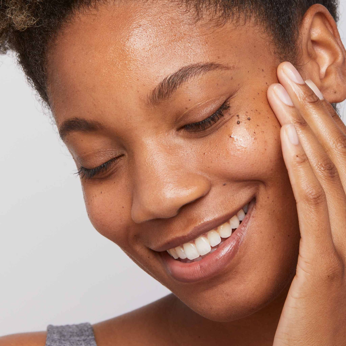 woman applying biolumin-c serum 